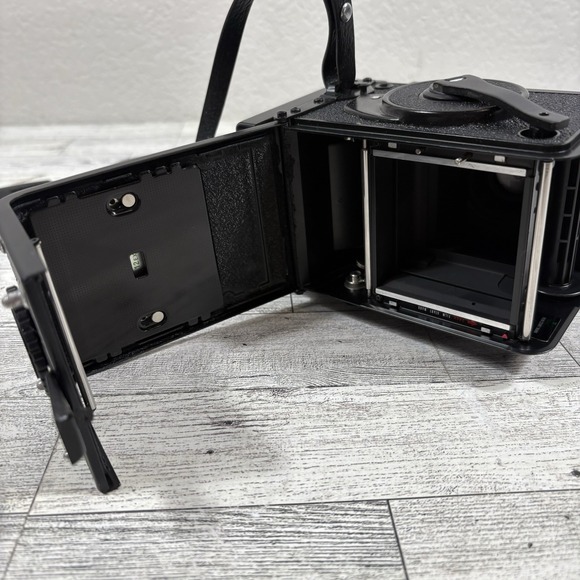 Yashica Mat-124G 6x6 TLR Film Camera 80mm f/3.5 Lens - Picture 2 of 16